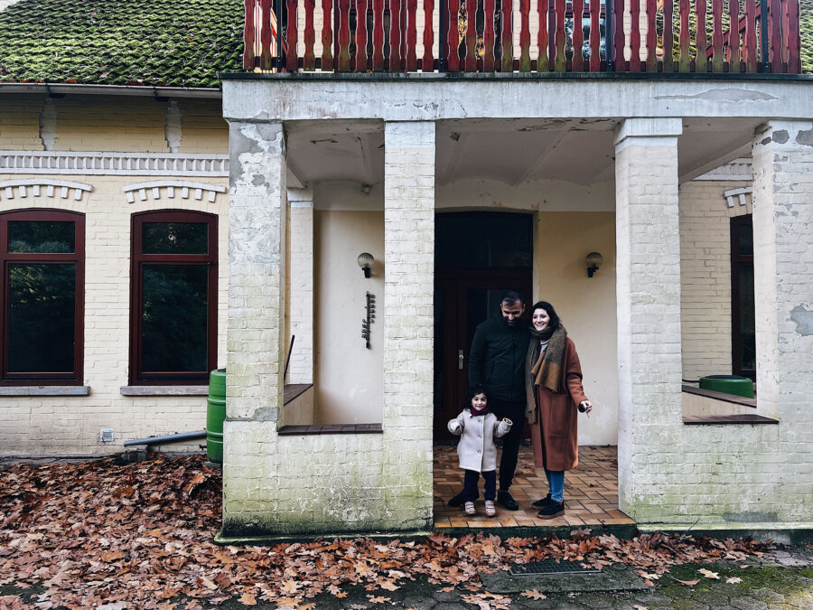 Büsra Quadir mit ihrer Familie bei der Schlüsselübergabe - femtastics